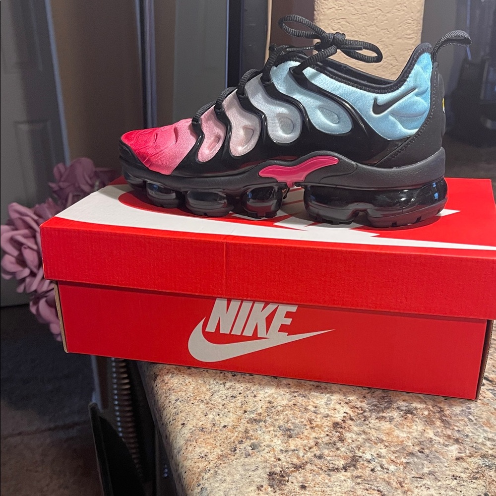 Nike Air VaporMax Plus - Black, Pink, Blue